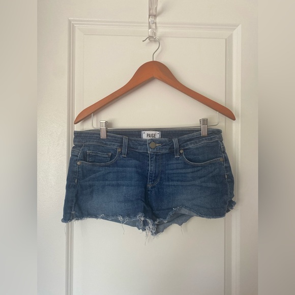 Paige mid rise medium/dark wash denim shorts raw hem - Picture 2 of 7